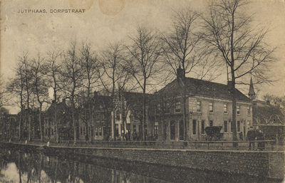 130220 Gezicht op de Dorpsstraat te Jutphaas.N.B. De gemeente Jutphaas is per 1 juli 1971 gevoegd bij de nieuw gevormde ...